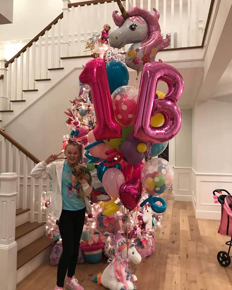 Jo Jo Siwa unicorn-themed balloon bouquet
